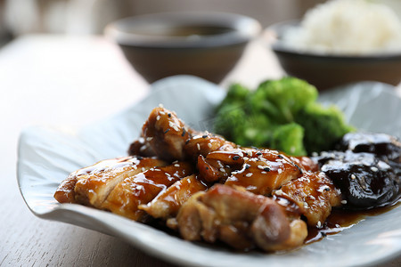 日本料理，木质背景的鸡肉照烧饭