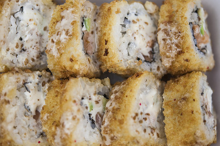 三文鱼和虾天妇罗寿司卷