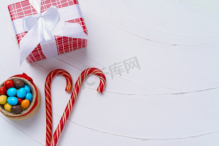 白色木板上带有拐杖糖的圣诞组合物