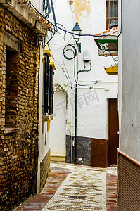 炎热摄影照片_美丽而风景如画的狭窄街道，白色的建筑立面，西班牙建筑