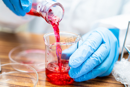 Erlenmeyer 烧瓶，锥形烧瓶玻璃器皿与红色液体溶液在科学化学实验室隔离在白色背景。