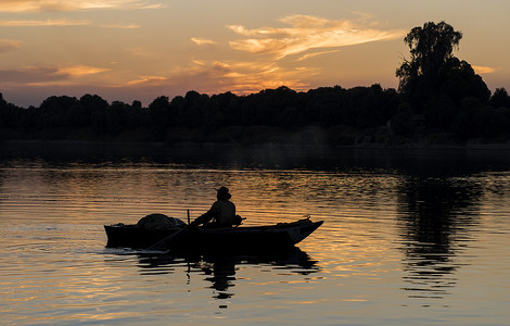 在日落的传统埃及流浪者渔夫剪影