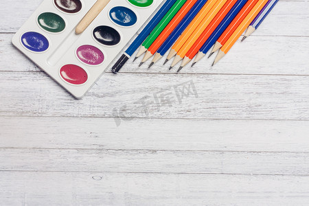 彩色铅笔创意艺术摄影照片_水彩颜料彩色铅笔木桌艺术学校绘图背景图像