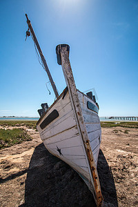 Ria Formosa 沼泽地沙丘植被上的废弃船只