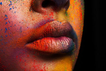 模型的嘴唇与五颜六色的艺术化妆，洒红节颜色