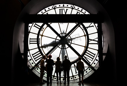 14圆摄影照片_法国巴黎-2015 年 5 月 14 日： 奥赛博物馆中身份不明的游客的剪影。