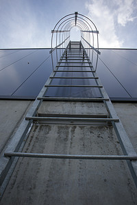 上方工业建筑的防火梯，底视图。