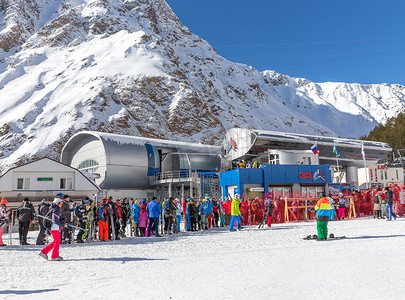 AZAU，俄罗斯 - 2 月 22 日：很多人在厄尔布鲁士山滑雪，2015 年 2 月 22 日，俄罗斯 Azau。