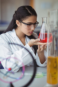 细心的女学生在实验室做化学实验