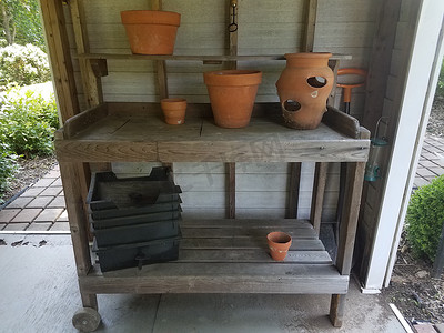 带粘土或赤土陶罐的木质储物架