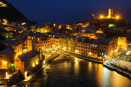 意大利利古里亚 Cinque Terre 的 Vernazza 村在夜间被照亮