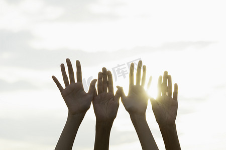 人们举起手臂的手显示出天空背后强大的力量