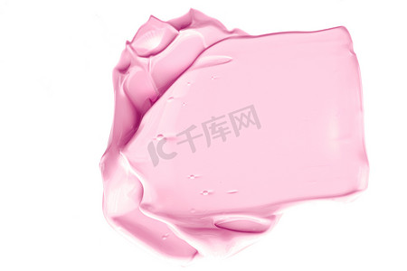 白色背景上突显的粉红色美容化妆品质地、污迹化的化妆乳膏涂抹或粉底涂抹、化妆品产品和油漆笔触