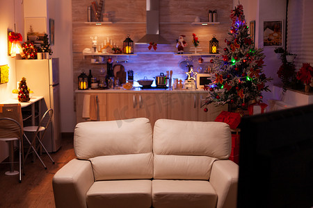 空荡荡的圣诞客厅，里面没有人准备在家过寒假。