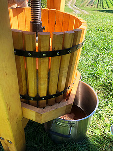 当苹果汁从木制压榨机中流出时，烹饪锅会盛放新鲜的苹果酒。