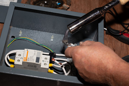 焊接小屋供暖系统的模块化接触器的电路元件。