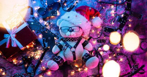 一只戴着圣诞老人帽子的熊是 BDSM 游戏的圣诞礼物，来自一家霓虹灯下的性用品商店，供新年使用