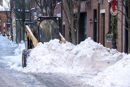 除雪机清除笔架山地区街道上的降雪