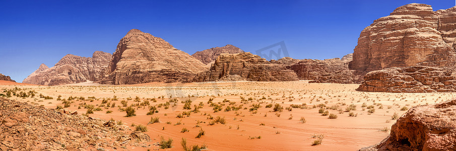 保护环境易拉宝摄影照片_约旦瓦迪拉姆沙漠保护区中心地区一座独石山的高分辨率航空照片合成全景