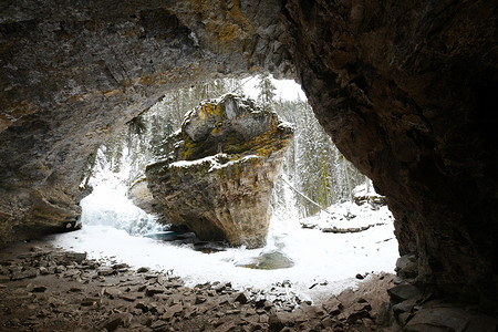 冬天在班夫的约翰斯顿峡谷洞穴