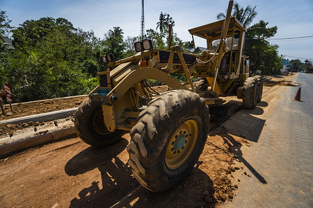 平地机正在道路建设中。