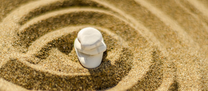 沙中的禅宗冥想石、纯洁和谐与灵性的概念、水疗健康和瑜伽背景