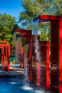 生活方摄影照片_第比利斯市中心红色公园的红色喷泉