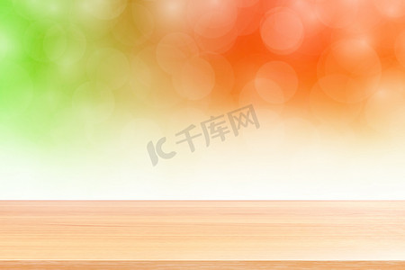 模糊的散景软橙色白色渐变背景上的空木桌地板，散景彩色浅色上空的木板，彩色散景灯渐变软用于横幅广告产品