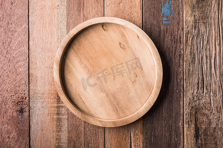 木桌背景上的木盘顶视图。