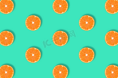 蓝色背景上新鲜柑橘片的水果图案。