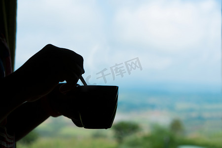 剪影咖啡杯摄影照片_清晨剪影手喝咖啡