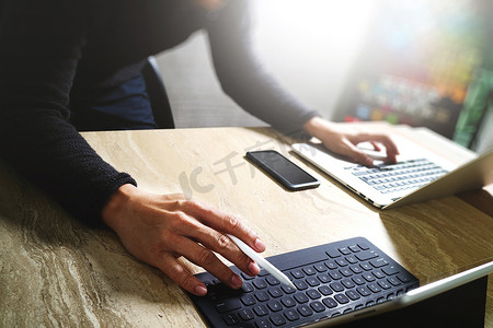 品牌内容摄影照片_网站设计师工作数字平板电脑码头键盘和计算机