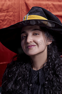 一个戴着女巫帽的可爱的多种族女人的画像