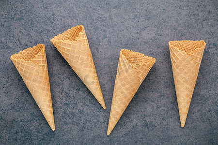球冰淇淋摄影照片_深色石头背景上的平躺冰淇淋蛋筒系列。