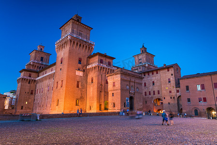 费拉拉 - 2017 年 7 月，意大利艾米利亚罗马涅：费拉拉城堡 (Castello Estense) 晚上