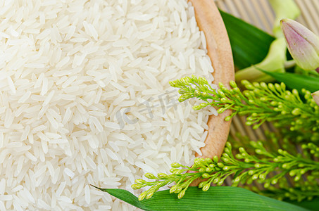 碗里的生白米 — 顶视图