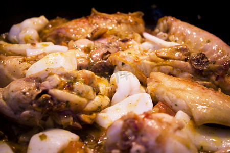 蔬菜与海鲜和鸡肉一起炒，准备海鲜饭