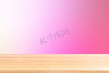 红色渐变摄影照片_渐变粉红色软背景上的空木桌地板，木桌板空前彩色渐变，粉红色渐变上的木板空白，用于展示产品或横幅广告