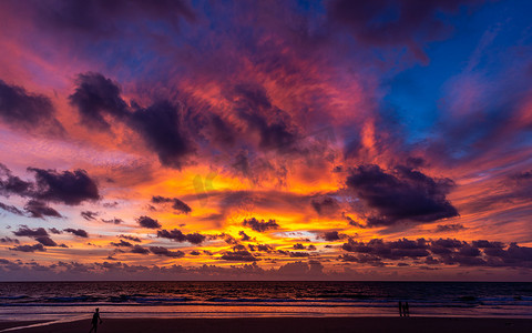 大海黄昏摄影照片_在普吉岛海滩的剧烈的黄昏日落天空。