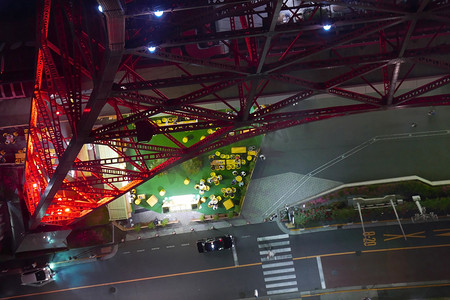 电动汽车结构摄影照片_日本城市景观、道路、夜间汽车鸟瞰图