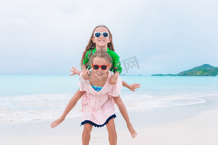 快乐的小孩子在热带海滩一起玩耍，玩得很开心