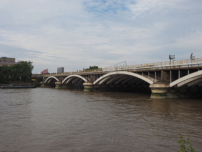 伦敦泰晤士河上的格罗夫纳桥