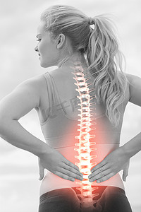 身体疼痛摄影照片_背部疼痛女性的突出脊柱