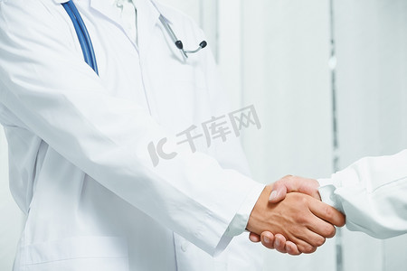 医生握手摄影照片_医生与另一位医生握手，配合