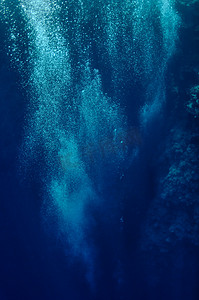水底慢慢升起的气泡摄影照片_在蔚蓝的大海中升起水下气泡
