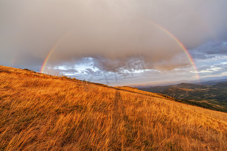 山风景上的彩虹