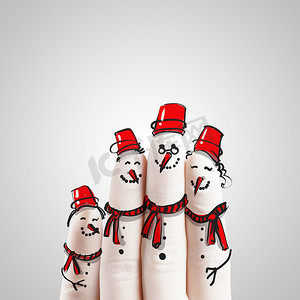 可爱手绘雪人摄影照片_一个可爱的家庭手绘和雪人的手指