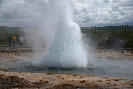 冰岛 Strokkur 间歇泉喷发