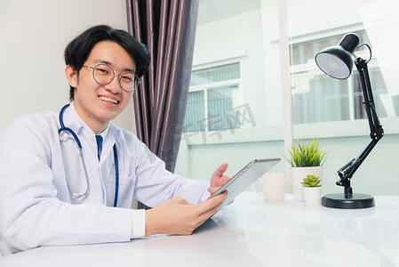 智能健康助理摄影照片_使用黑色现代智能数字平板电脑的医生微笑