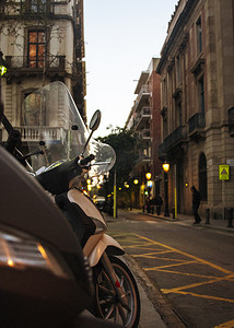 vespa摄影照片_轻便摩托车在路边，傍晚